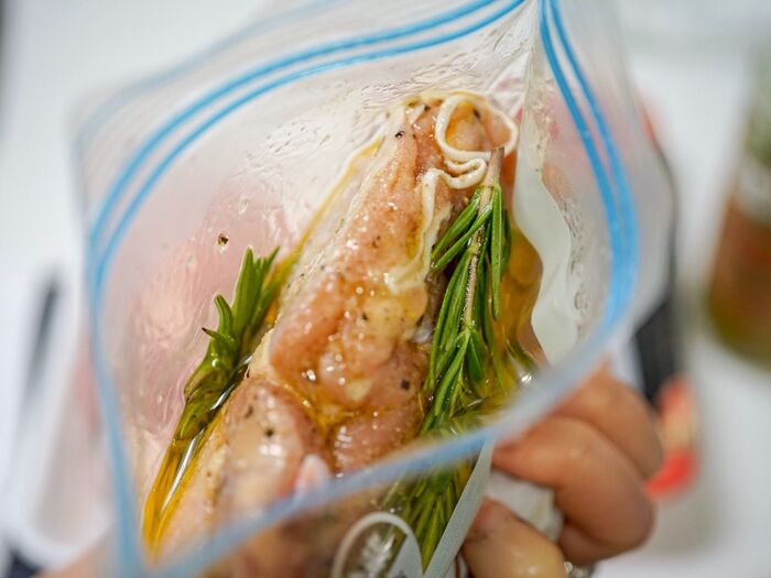 鶏肉は先に味を揉みこんでからオイルを注ぐ