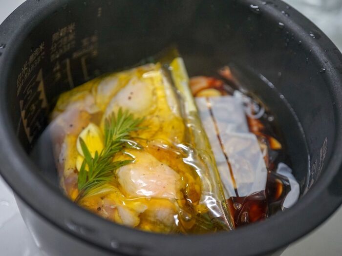 炊飯器に入れて、沸かしたお湯を注ぐ