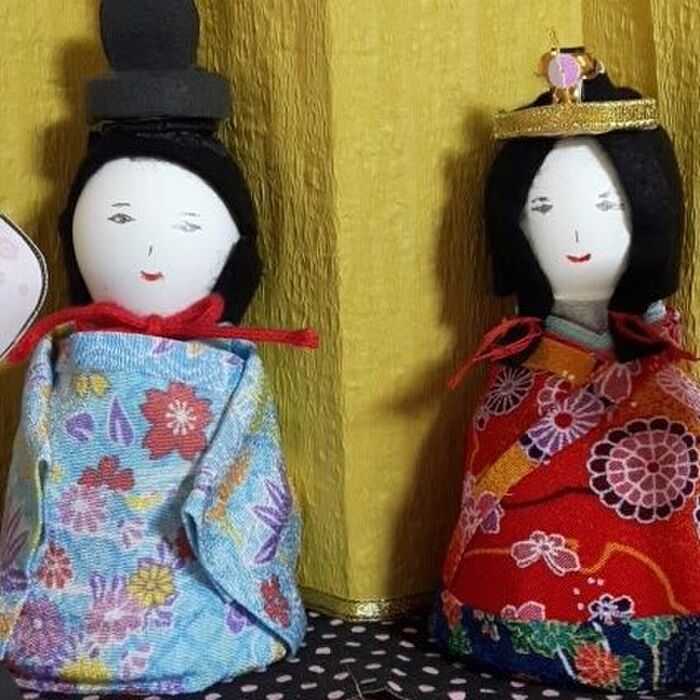 1、たまごの殻を使って人形を作る。