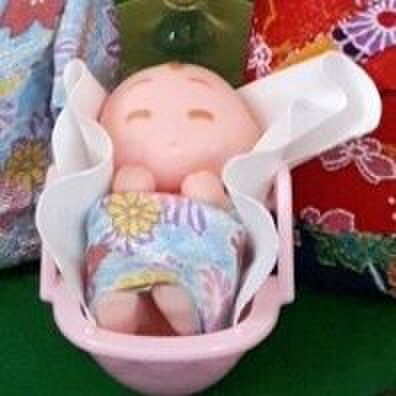 3、赤ちゃんの人形に衣装を着せる。