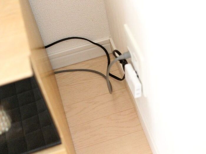 床に垂れているコードには・・・