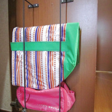 セリア「アイアンバー」2本で扉収納。《 保冷バッグ 》の収納場所が出来てヨカッタ!