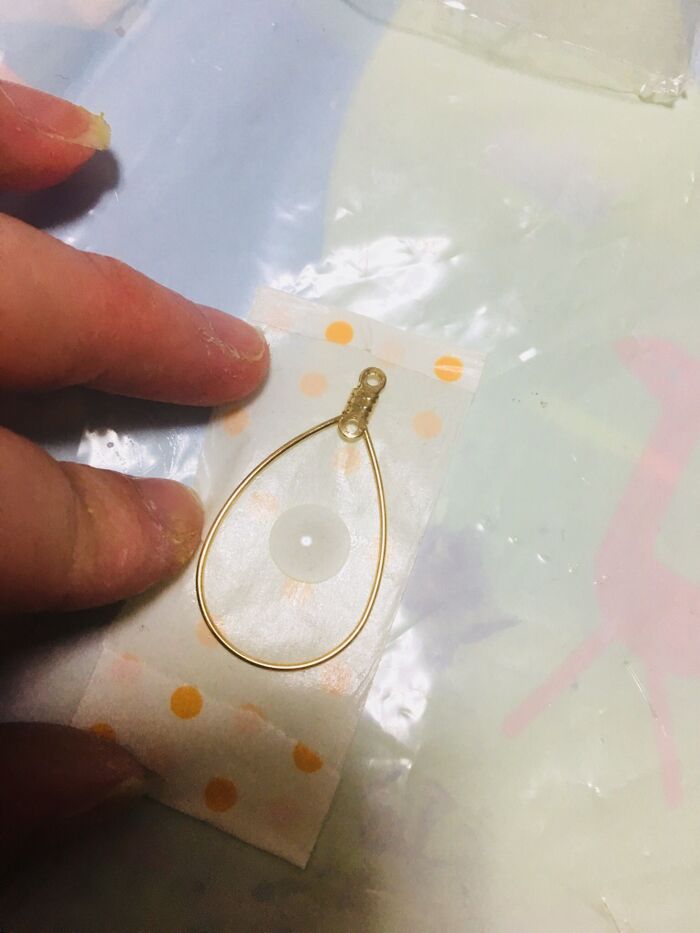 レジン液を少し入れ、爪楊枝で枠いっぱいに薄く塗り広げる。