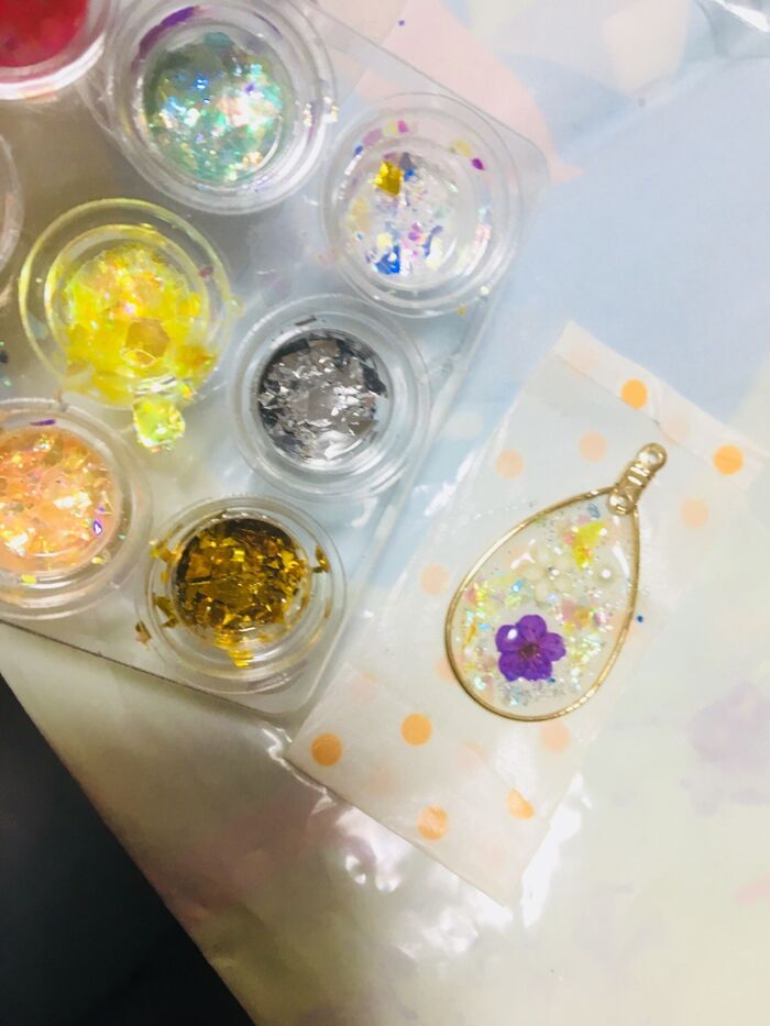 押し花や、小花のパーツ、さらに仕上げにラメを乗せます。