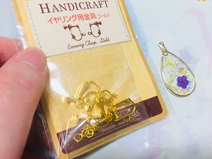 イヤリングパーツと連結させます。