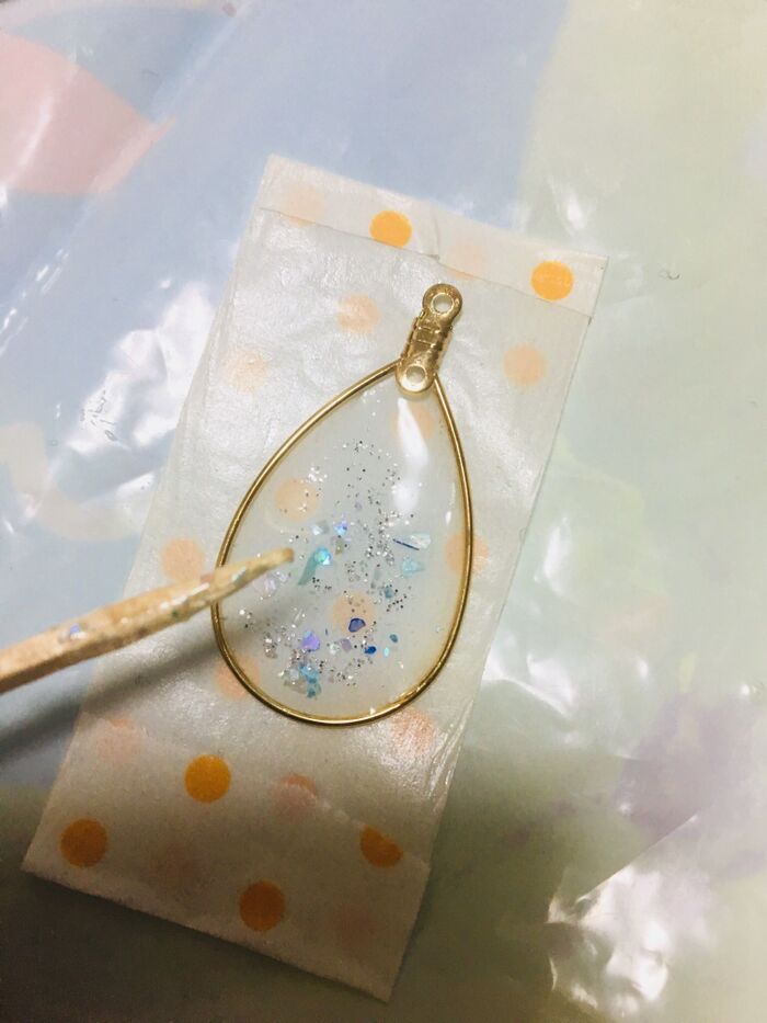 塗り広げたら、好みのラメなどを乗せていきます。