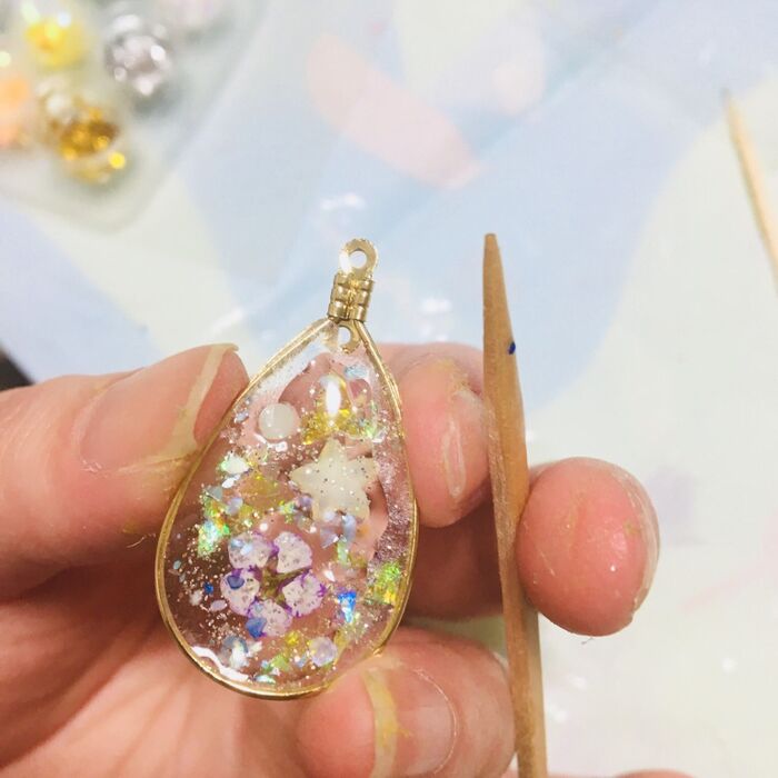 裏側にも、レジンを乗せて塗り広げ、完全に硬化させます。