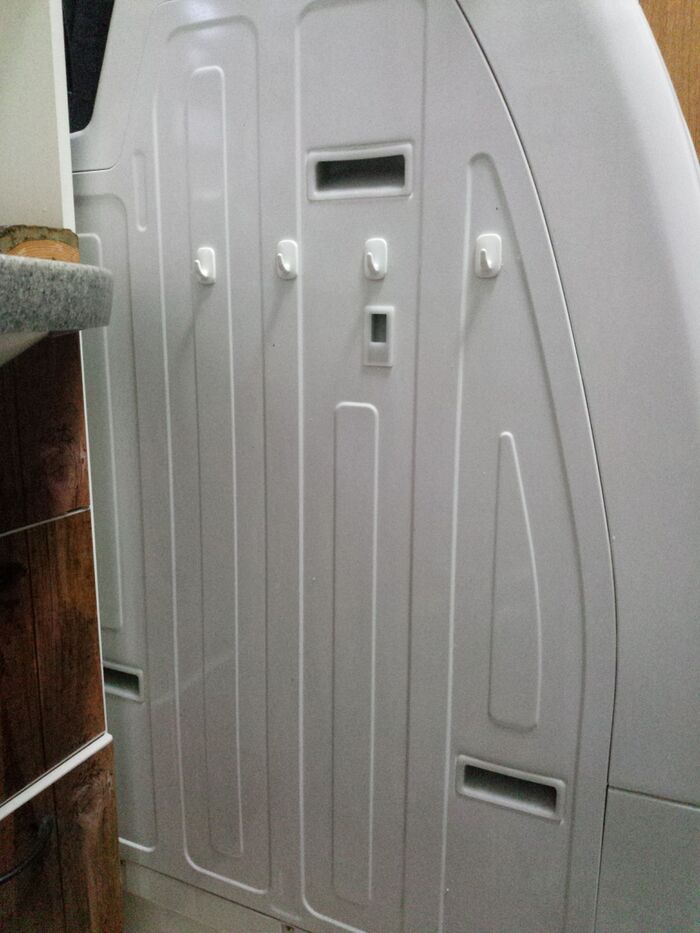 フックは強力な両面テープです