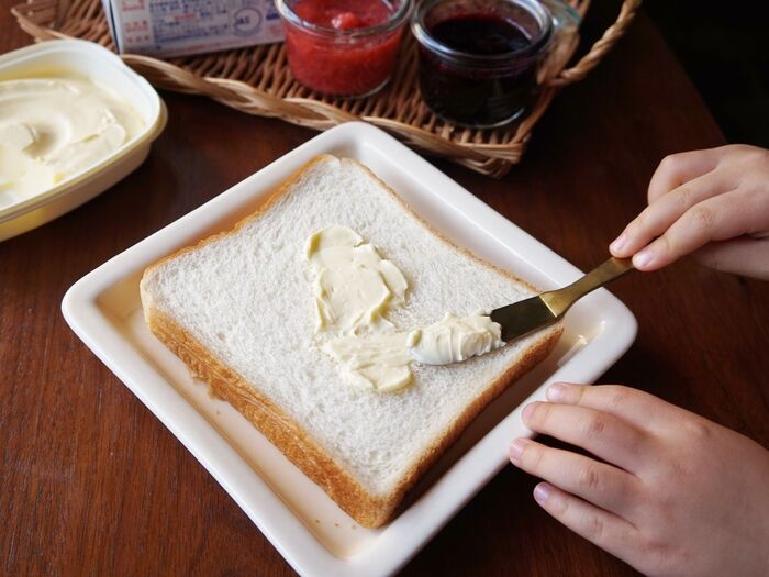 食パンに「ネオソフト ハーフ」をぬります。
