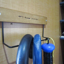 玄関棚の扉に”かさ収納”/セリアの【ミニタオルハンガー】の【かさ収納】