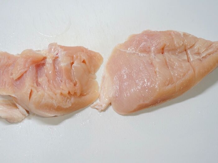 むね肉を、2等分にカットする
