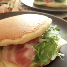 水で仕込むともちもちに!ホットケーキサンド【ベーコン水菜チーズ】