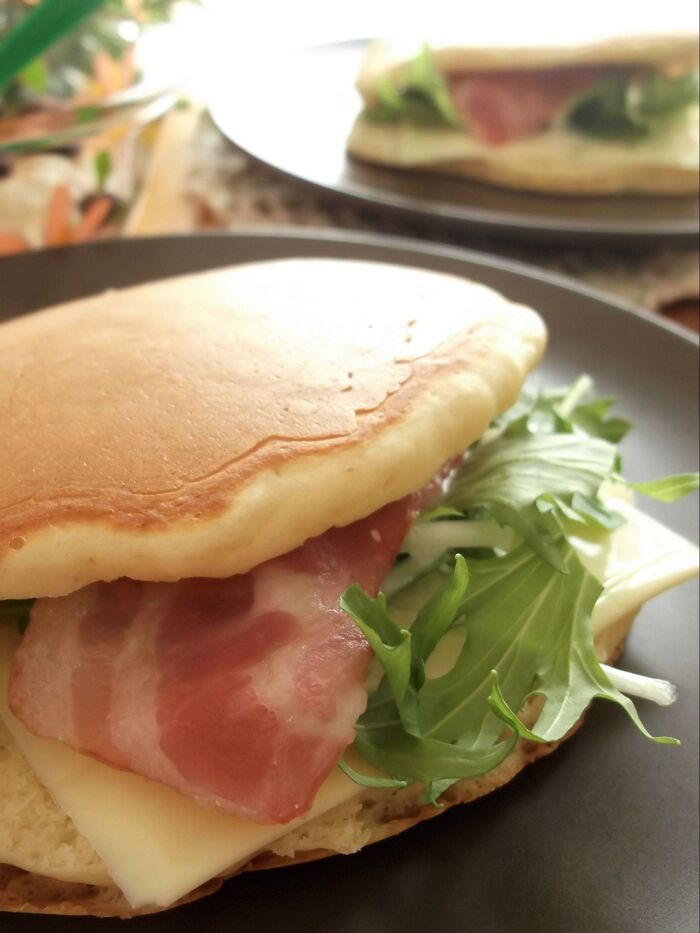 水で仕込むともちもちに!ホットケーキサンド【ベーコン水菜チーズ】