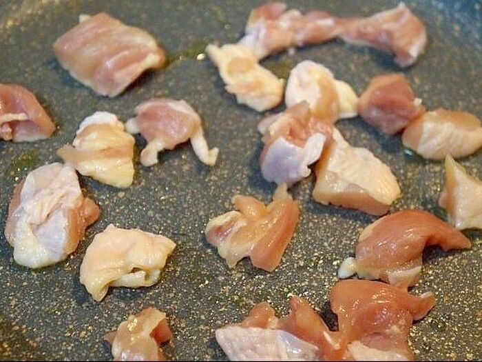 2.鶏肉を炒める。