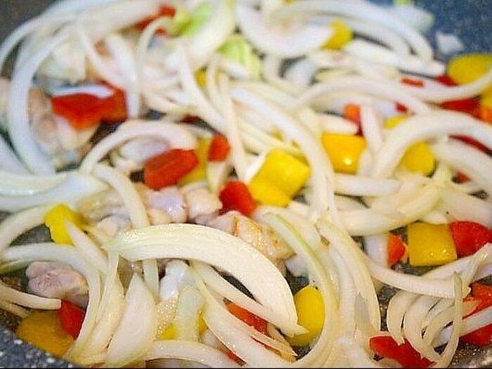 3.野菜を炒める。