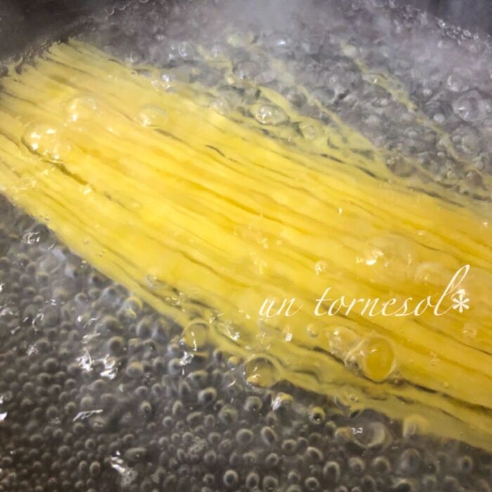 ⑤塩をいれて、パスタに味付けを!