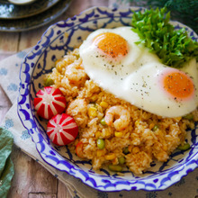 包丁いらずで一緒に炒めるだけ|市販調味料活用|【エビとコーンのトムヤムチャーハン】