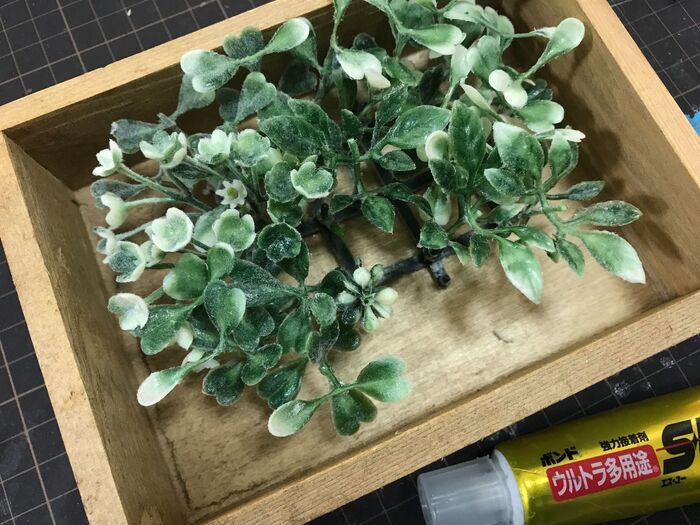 多目的ボンドや、グルーガンで接着!