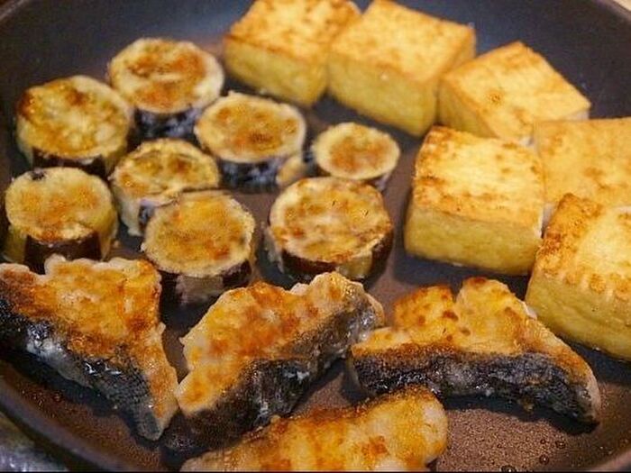 色付けばトレーに乗せる。