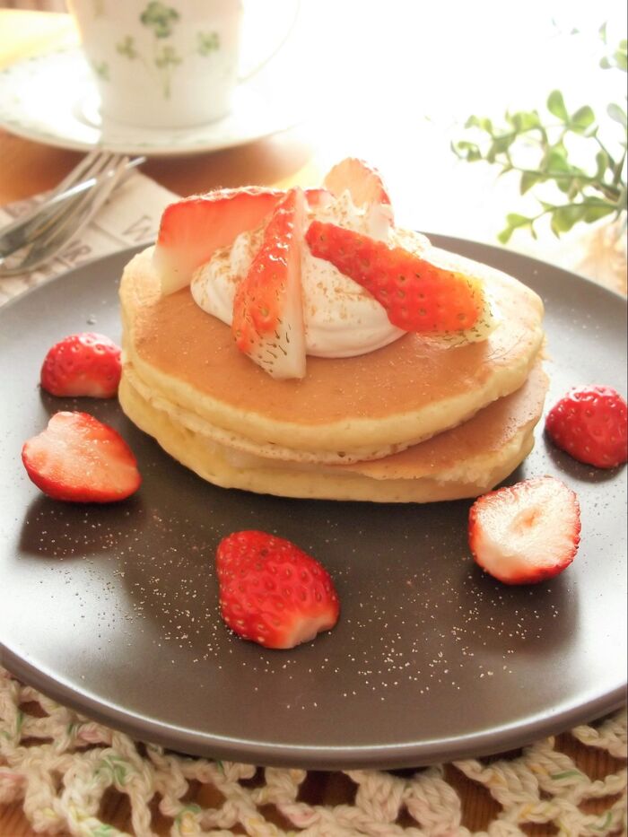 新食感♪ホイップ生バター&いちご ふんわりホットケーキ 甘くないので朝ごはんやランチにも!