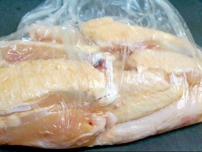 手羽先に先に下味をつける。