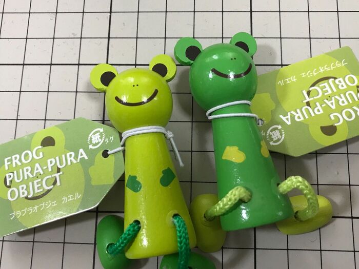 セリアのプラプラオブジェ(カエル)