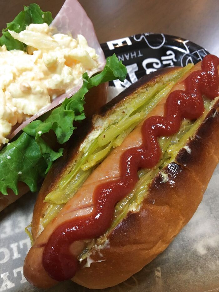 野菜も一緒にホットドック