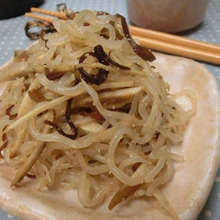 塩昆布とガーリックが味の決め手♪ しらたきとごぼうの塩きんぴら