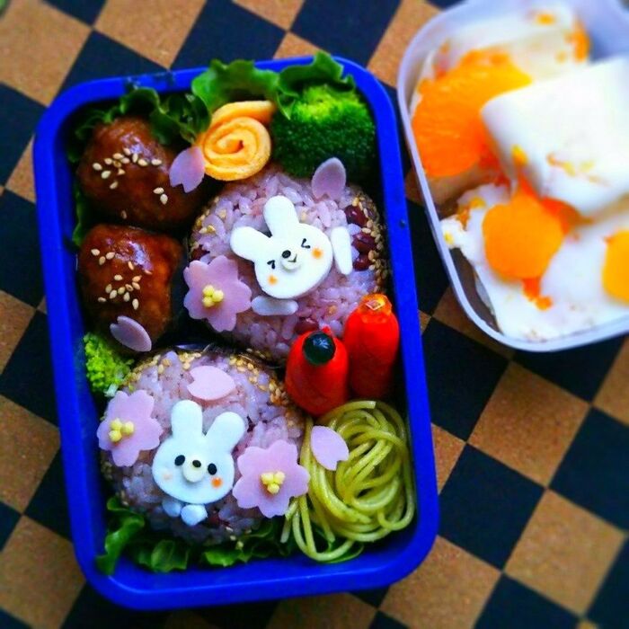 《キャラ弁》お赤飯おにぎりの桜弁当♡