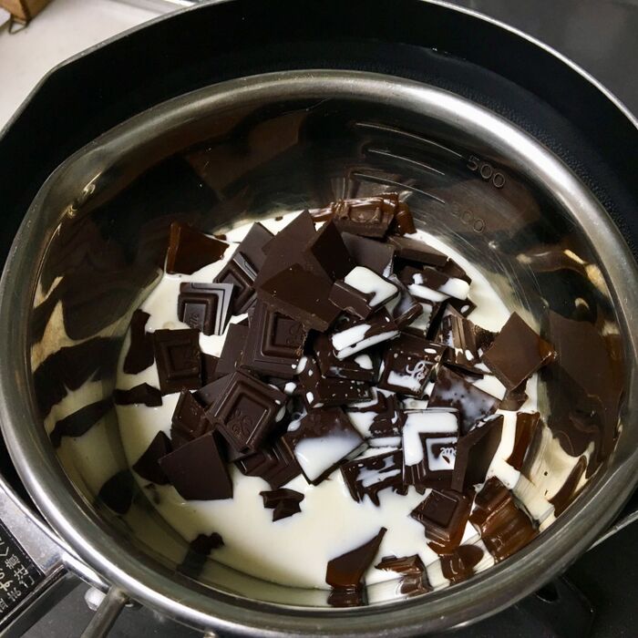③板チョコと生クリームを湯煎にかけて溶かす
