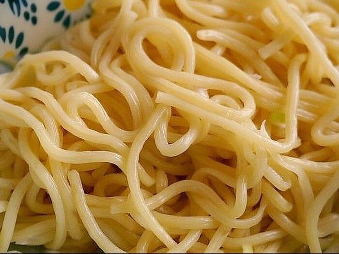 9.麺を茹で器に入れる。