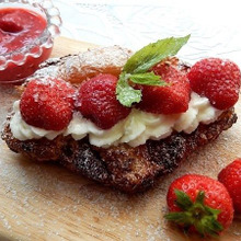 クロワッサンでいちごとチーズクリームのフルーツサンド