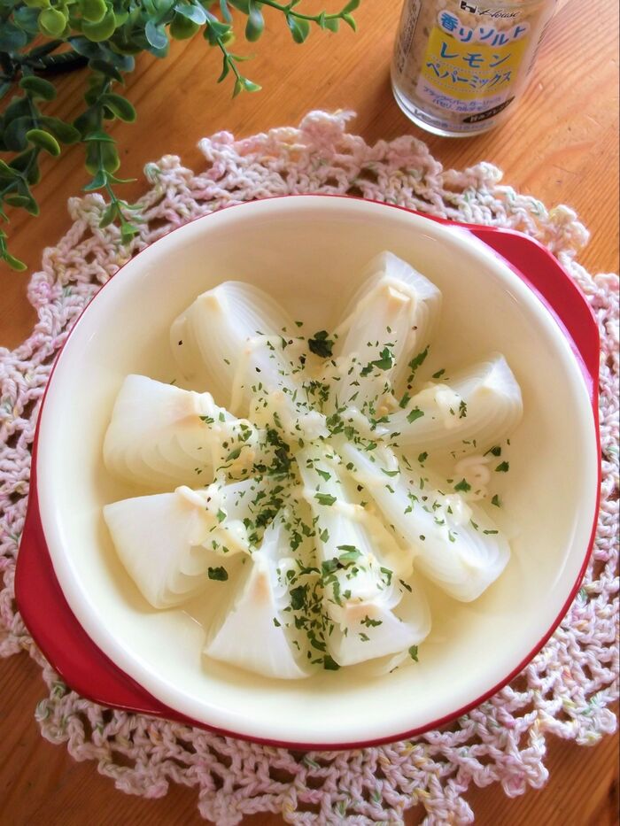 減塩&並べ方にポイント! レンジで簡単♪甘さ引き立つ新玉ねぎのホットサラダ レモンペパーマヨ