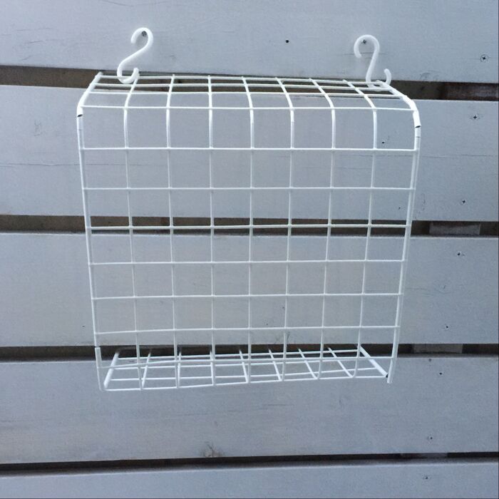 S字フックとネジでデコレーション土台の完成です