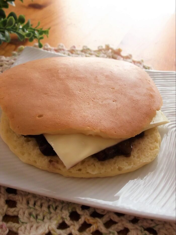 水で仕込むともちもちに!甘じょっぱさがクセになるホットケーキサンド あんこチーズ