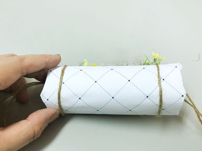 A:麻紐でトイレットペーパーの芯を繋げていきます