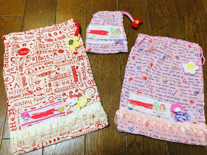 生地はセリア、レースや装飾はダイソーの巾着