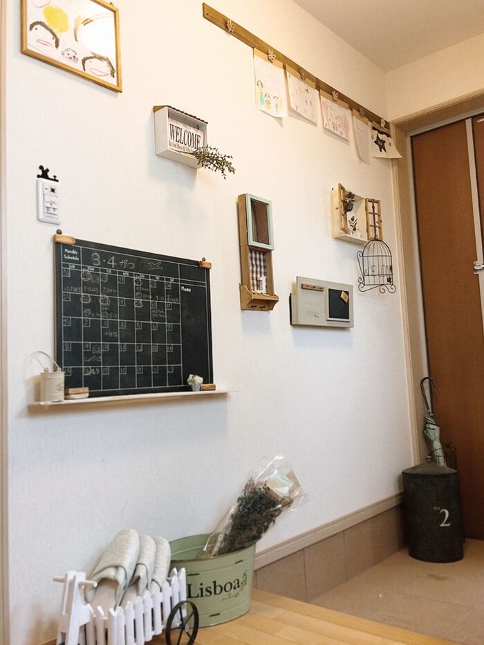 雑貨好きだから玄関の壁をにぎやかに♪