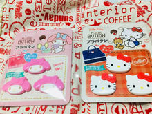 ダイソーにキティ、マイメロのプラボタンが登場!シンプルグッズもキャラ物に変身!