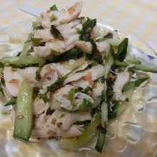 海苔とごま油でコクうま♪ ささみときゅうりの梅しそサラダ