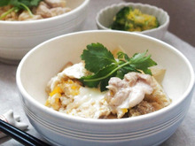 塩麹で鶏むね肉がしっとり♡親子丼