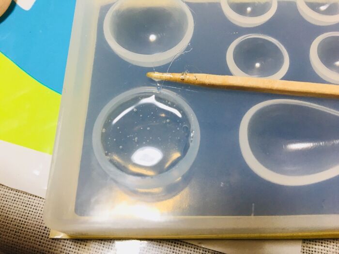 モールドにレジン液を流し込み、、、