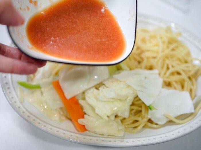合わせ調味料を注ぎます