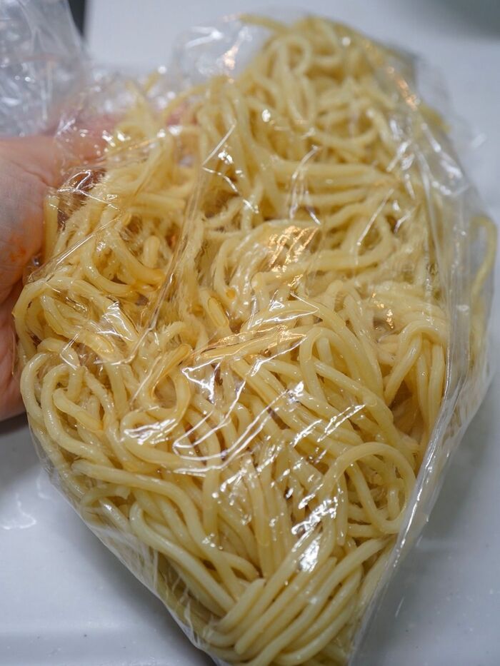 ポリ袋でごま油と麺を馴染ませる