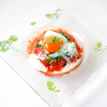 おもてなしにも!混ぜて重ねるだけ!マグロとキムチのユッケ