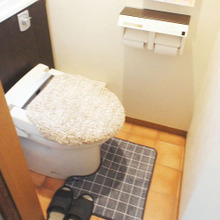 ダイソーの「MONO AND CHRO」シリーズにシックなトイレマット登場