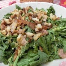 椎茸ベーコンのせ☆ 春菊のわさびドレッシングサラダ