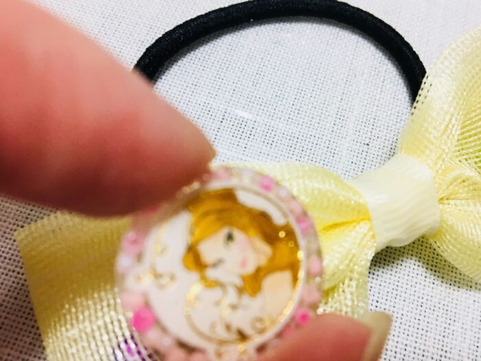 リボンの中央にレジン液をつけ、パーツを付けて硬化