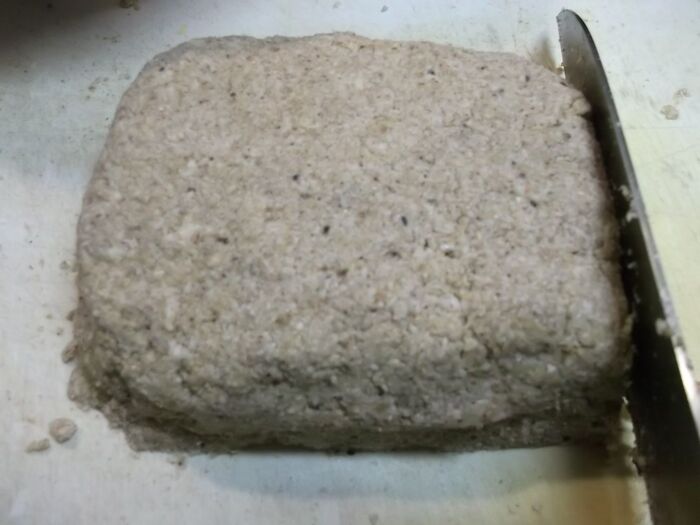 生地をまとめ、カットして焼いていきます