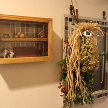 100均DIY★木箱とフォトフレームで超簡単壁掛け飾り棚♪